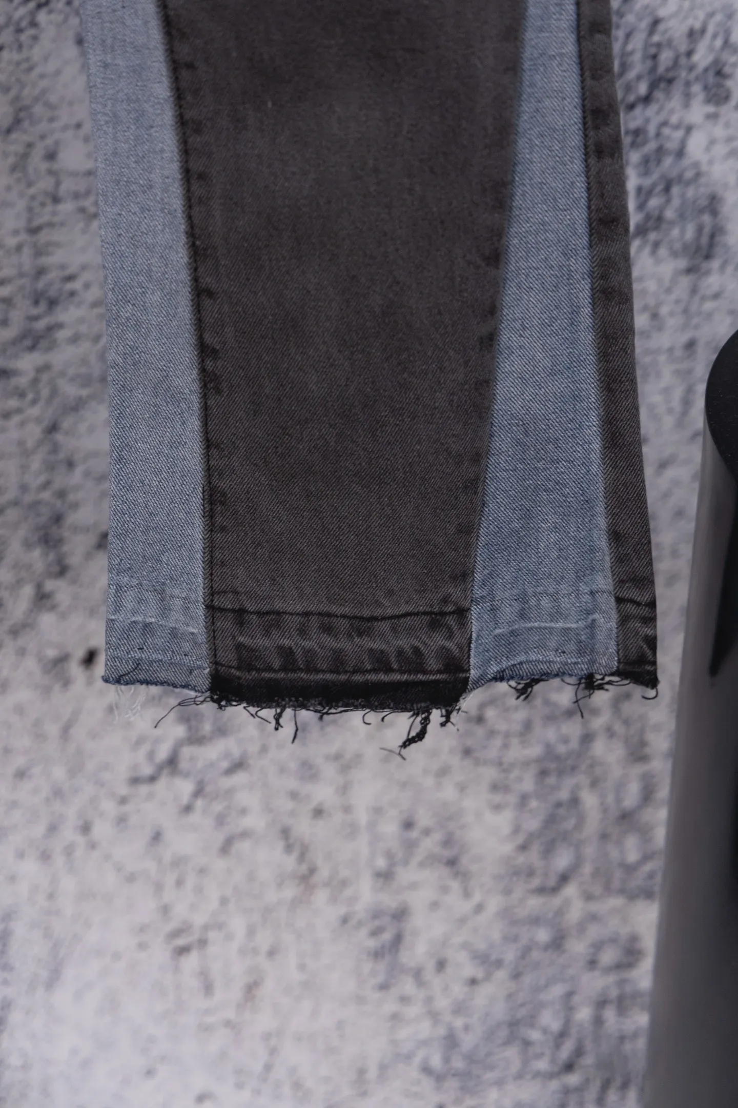 💰270 GALLERY DEPT. Vintage multi-leather splicing cross loose washed flared jeans to truly restore the ultimate texture of Vintage. Original hardware accessories, washed and other elevators, QR code analysis are all purchased from the original factory, high degree of restoration, you are welcome to compare the products~ Three-dimensional version Loose and comfortable, not picky about the figure, taller and slimmer, factory Seiko, original factory quality control, same style for men and women, can be matched with couples, versatile recommendation, must-have jeans for all seasons Size: 28-30-32-34 Color: blue gray